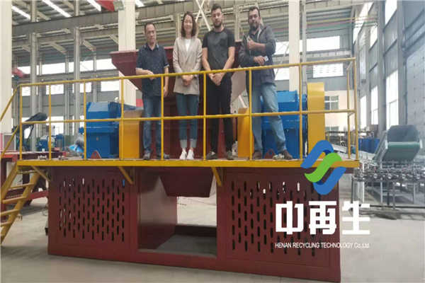 在操作金屬撕碎機(jī)設(shè)備時 切記犯到以下兩點(diǎn)錯誤