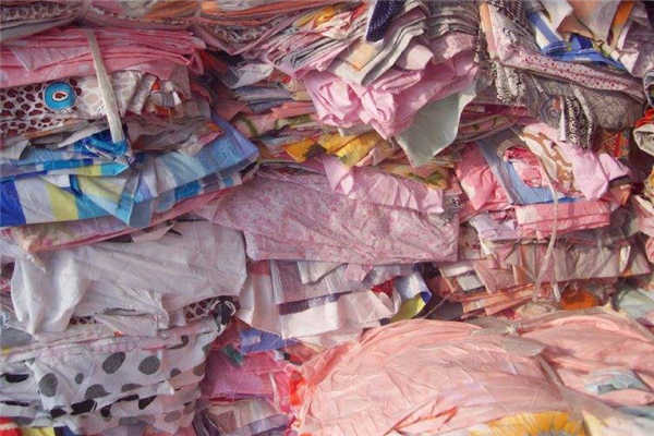 廢舊衣物棄之可惜！利用撕碎機進行回收循環(huán)再利用才是真理